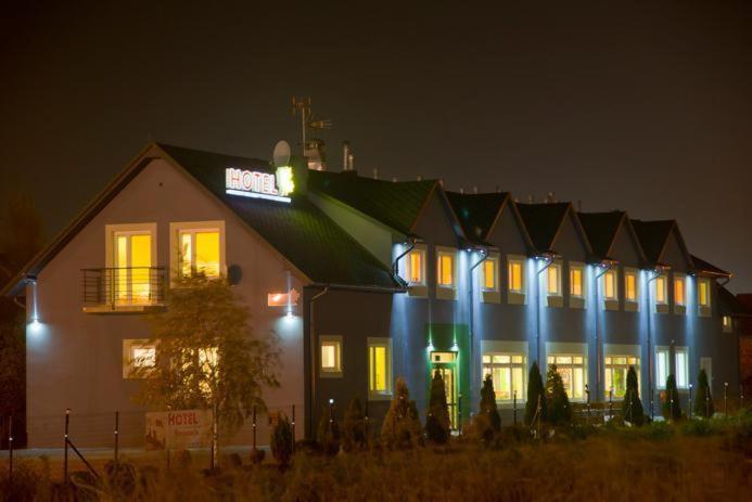 Hotel Wena Kielce Extérieur photo